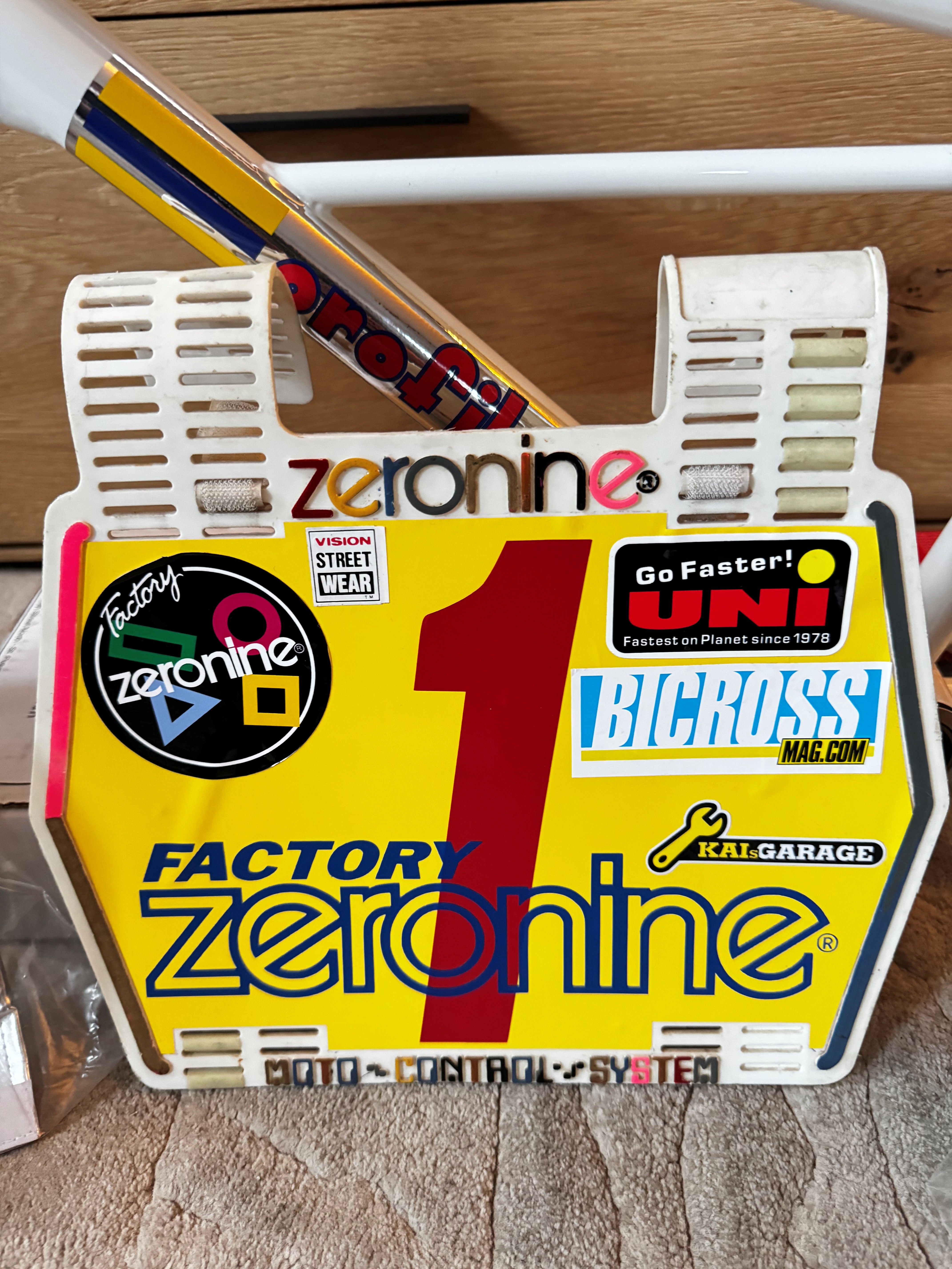 Zeronine Replika Hintergrund-Sticker Moto-Control Plates